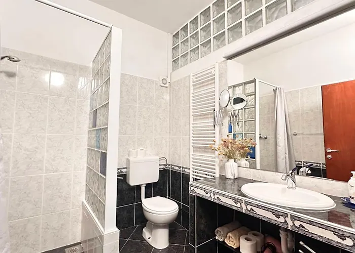 Villa Paladin - Spacious With Pool Near Garden - 7 Min Walk *