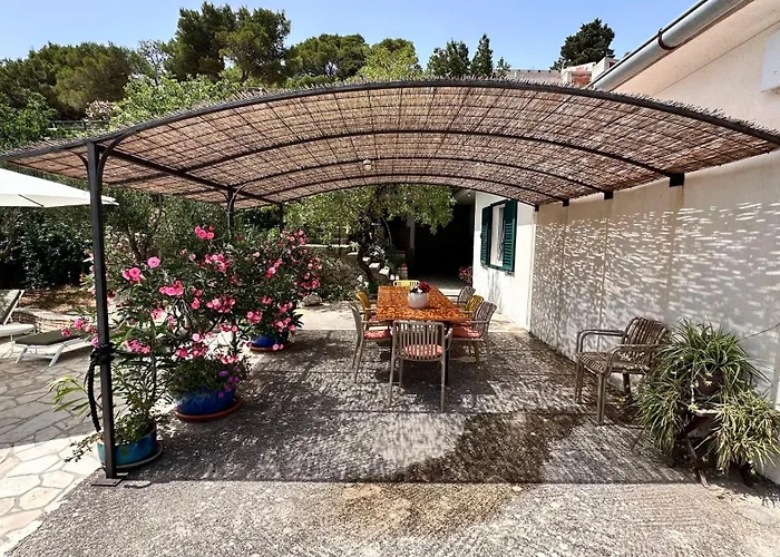 Paladin - Spacious With Pool Near Garden - 7 Min Walk Tisno