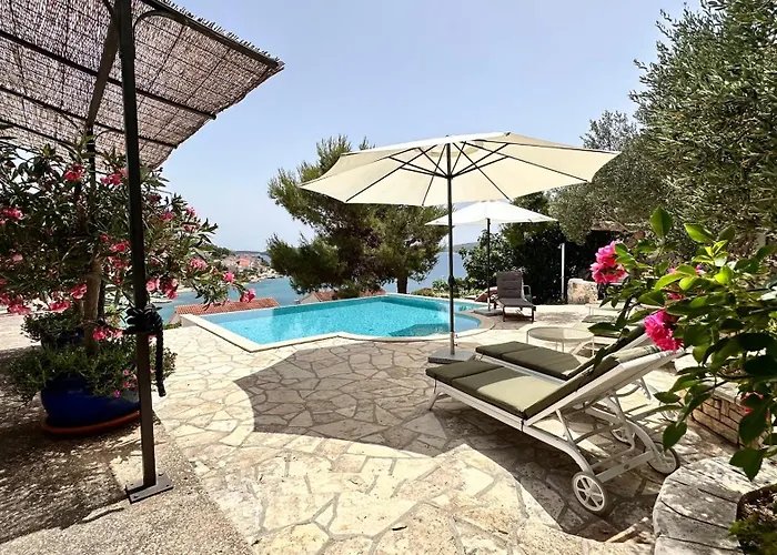 Paladin - Spacious With Pool Near Garden - 7 Min Walk * Tisno