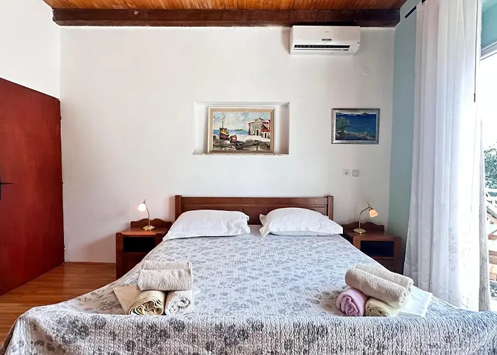 Paladin - Spacious With Pool Near Garden - 7 Min Walk 빌라