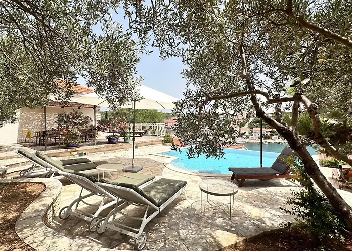 Paladin - Spacious With Pool Near Garden - 7 Min Walk Villa *