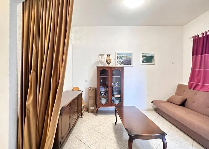 빌라 Paladin - Spacious With Pool Near Garden - 7 Min Walk *