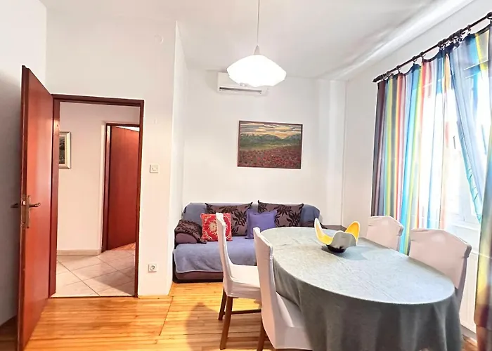 Paladin - Spacious With Pool Near Garden - 7 Min Walk *