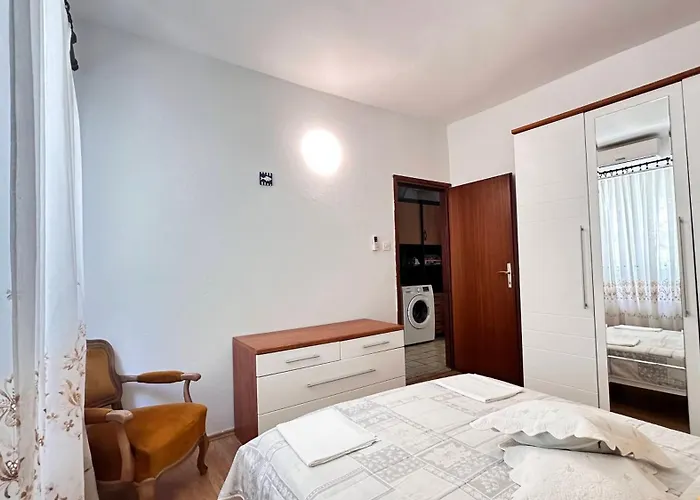 Paladin - Spacious With Pool Near Garden - 7 Min Walk Villa