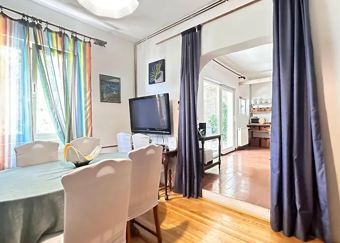 Villa Paladin - Spacious With Pool Near Garden - 7 Min Walk