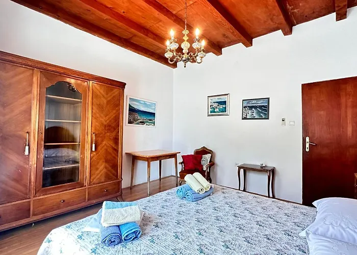Villa Paladin - Spacious With Pool Near Garden - 7 Min Walk Tisno