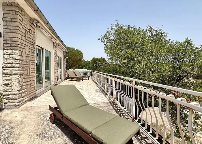 Paladin - Spacious With Pool Near Garden - 7 Min Walk *