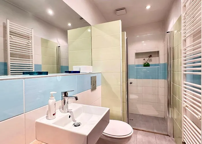 Villa Paladin - Spacious With Pool Near Garden - 7 Min Walk