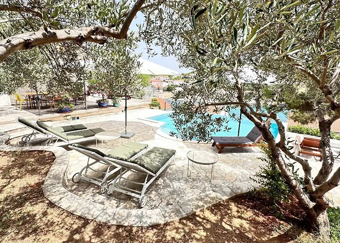 Paladin - Spacious With Pool Near Garden - 7 Min Walk 빌라 *