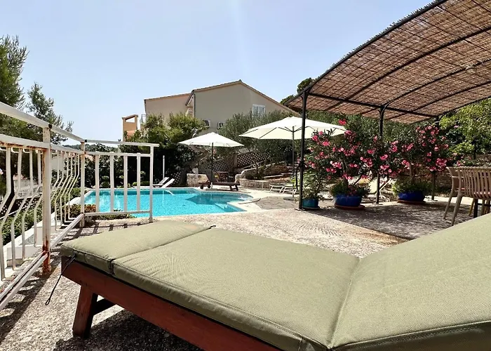 Paladin - Spacious With Pool Near Garden - 7 Min Walk Villa Tisno