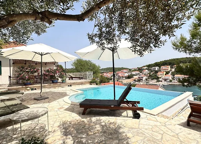 Paladin - Spacious With Pool Near Garden - 7 Min Walk *