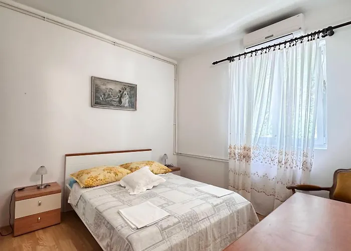 Paladin - Spacious With Pool Near Garden - 7 Min Walk 티스노