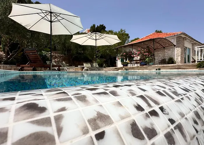 Paladin - Spacious With Pool Near Garden - 7 Min Walk 빌라 *