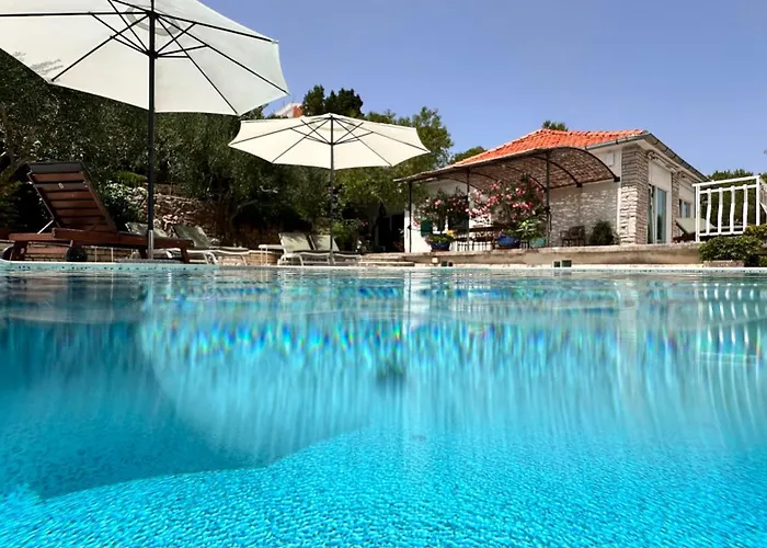 Paladin - Spacious With Pool Near Garden - 7 Min Walk 빌라 티스노