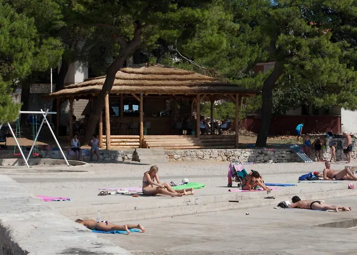 Paladin - Spacious With Pool Near Garden - 7 Min Walk Villa